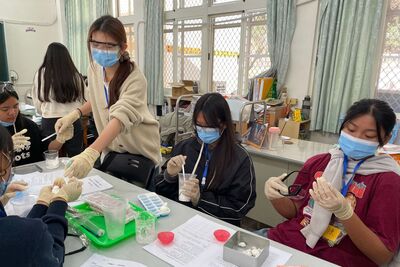 電解質實驗、夜光材料點亮原鄉教室 高大寒假科普營隊走入桃源 持續陪伴學童動手探索科學圖片