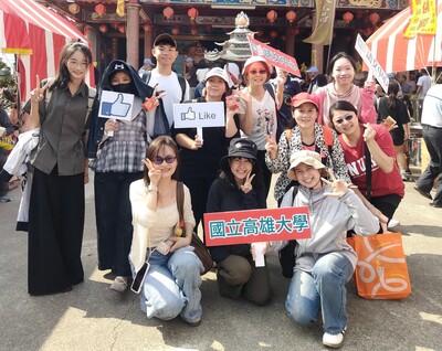 外籍生變身一日香燈腳 高雄大學師生參與大甲媽祖遶境 體驗文化信仰圖片
